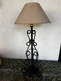 Lampada da tavolo artigianale in ferro battuto