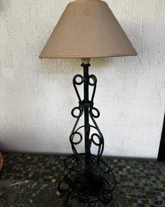 Lampada da tavolo artigianale in ferro battuto