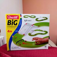 Bella pista per biglie. Gioco divertente per bimbi