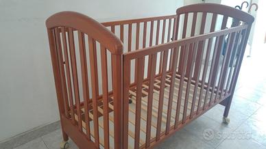 lettino in legno e lettino da campeggio 