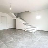 Villa di nuova costruzione con cortile fronte e re