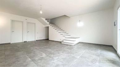 Villa di nuova costruzione con cortile fronte e re