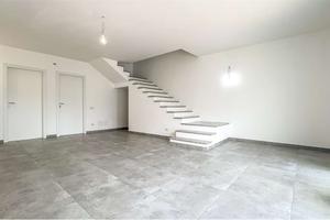 Villa di nuova costruzione con cortile fronte e re