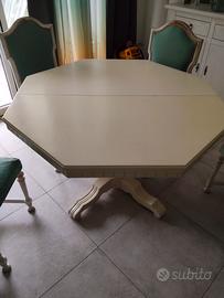 tavolo ottagonale e sei sedie