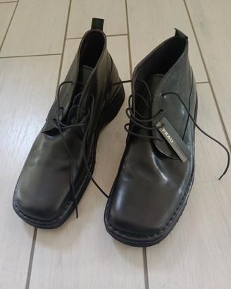 Coppia di scarpe in vera pelle numero 44