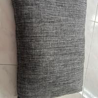 Cuscini grigi rettangolari per divani