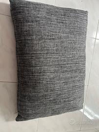 Cuscini grigi rettangolari per divani