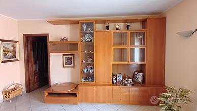 Parete attrezzata soggiorno classica con vetrina e