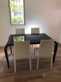 Tavolo di design in legno laccato e vetro nero
