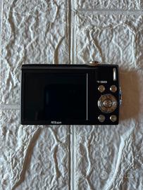 Fotocamera Nikon Coolpix nera non testata