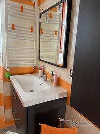 Mobile lavabo con pensile e specchio