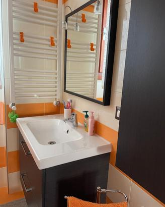 Mobile lavabo con pensile e specchio