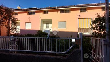 VILLA A SCHIERA CENTRALE A CASTROLIBERO