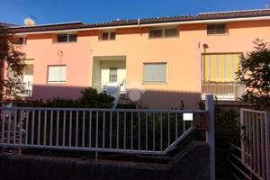 VILLA A SCHIERA CENTRALE A CASTROLIBERO