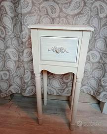 Mobiletto in stile shabby chic