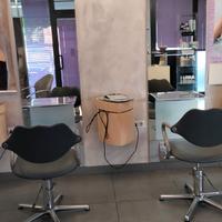 Specchio con mensola in alluminio appoggi piedi e