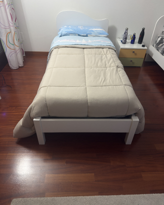 Letto singolo bianco con rete a doghe