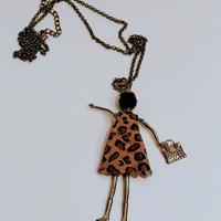 Collana lunga con ciondolo bambolina fashion