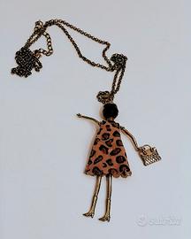 Collana lunga con ciondolo bambolina fashion