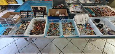 Bigiotteria Lotto misto circa 1500 pezzi.