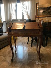 Scrittoio antico con ribalta e cassetti