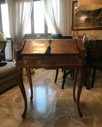 Scrittoio antico con ribalta e cassetti