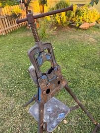 Cavalletto da idraulico con morsa a catena.