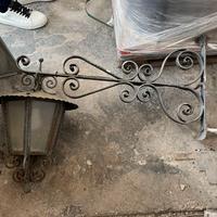 Sette lampioni da parete e un centrale