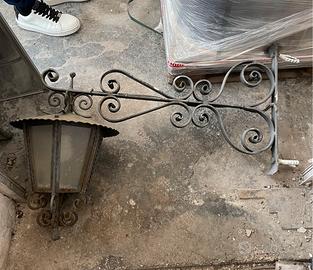 Sette lampioni da parete e un centrale