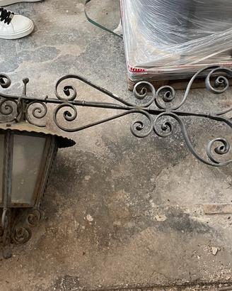 Sette lampioni da parete e un centrale