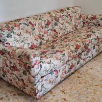 Divano letto in tessuto con struttura in metallo