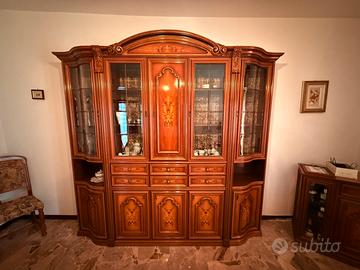Soggiorno classico completo in legno con intarsi