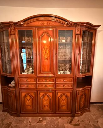 Soggiorno classico completo in legno con intarsi