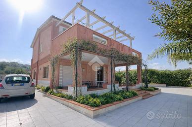 BIFAMILIARE A TRAPPETO