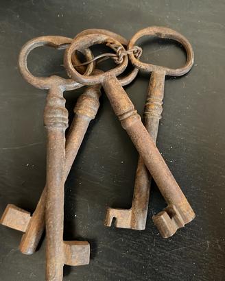 Mazzo di antiche chiavi in ferro battuto