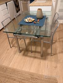 Tavolo da cucina con sedie