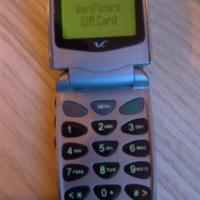 Motorola V51 con auricolare e caricatore auto 