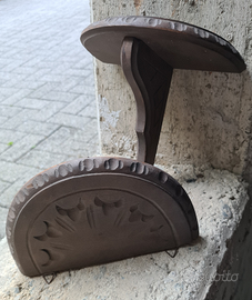 Coppia di mensoline in legno lavorato