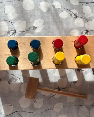 Martello e pioli in legno