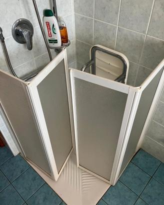 Box doccia con seggiolino per persone con disabili