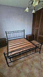 Letto matrimoniale in ferro battuto con doghe