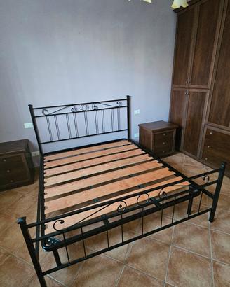 Letto matrimoniale in ferro battuto con doghe