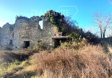 Casale in pietra con 17 ettari di terreno