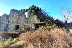 Casale in pietra con 17 ettari di terreno