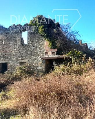 Casale in pietra con 17 ettari di terreno