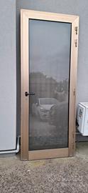Porta in alluminio con vetro antisfondamento 