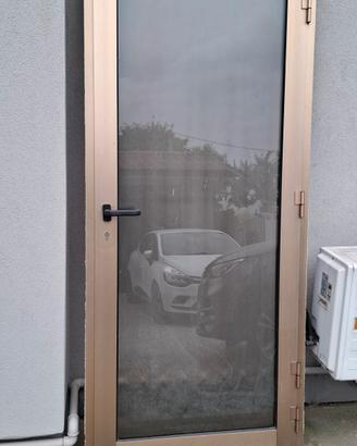 Porta in alluminio con vetro antisfondamento 