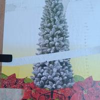 albero di natale innevato