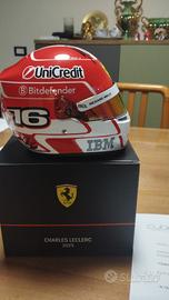 Mini casco firmato Charles Leclerc 