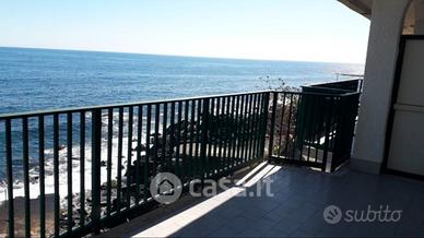 Appartamento fronte mare  con posto auto